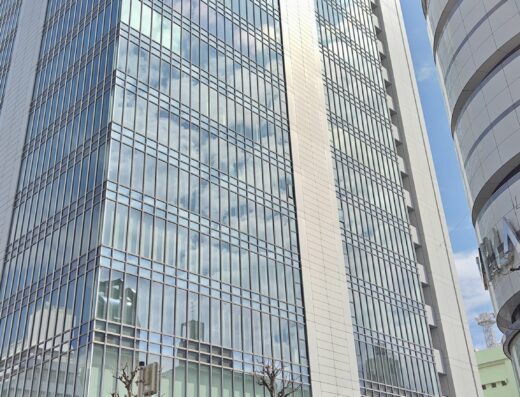 ビル上層階にある新聞社オフィス