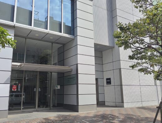 ビル上層階にある新聞社オフィス