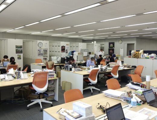 ビル上層階にある新聞社オフィス