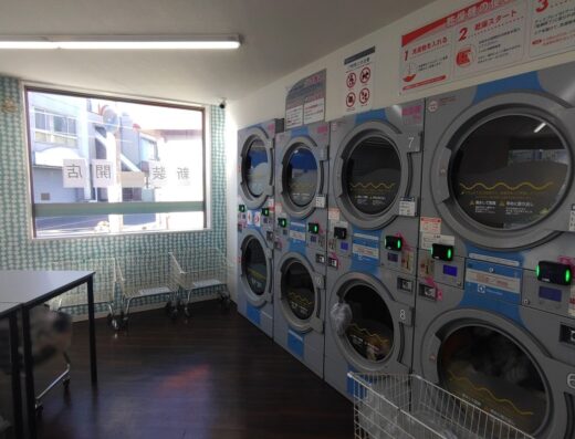 街に溶け込むリアルなコインランドリー（レインボーランドリー）