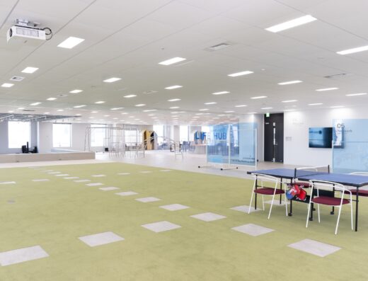 広々フロアを備えたクリエイティブオフィス（株式会社ドクターズプライム）