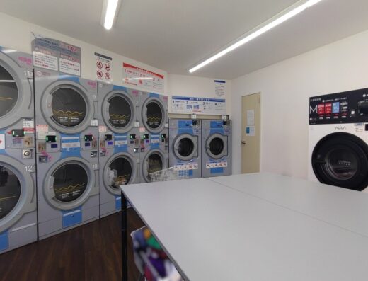 街に溶け込むリアルなコインランドリー（レインボーランドリー）